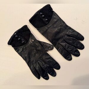 VINTAGE: Bloomingdale’s | ladies lambskin leather & suede gloves. Size: 7.